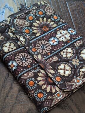 VERA BRADLEY I Quilted Canyon Floral Medallion Print Jewelry Travel Book Folio